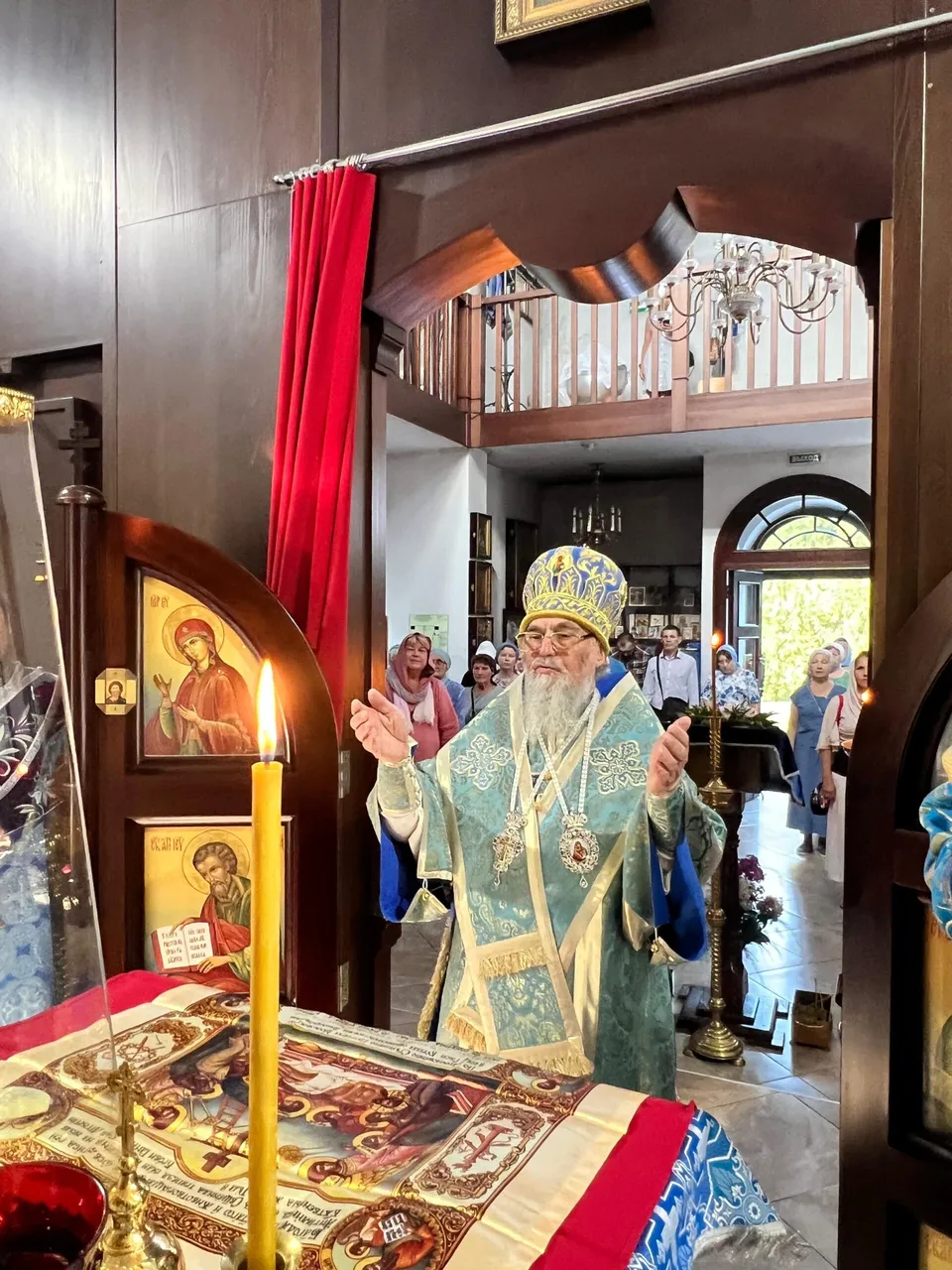 Крестный ход внутри храма со свечами на престольный праздник