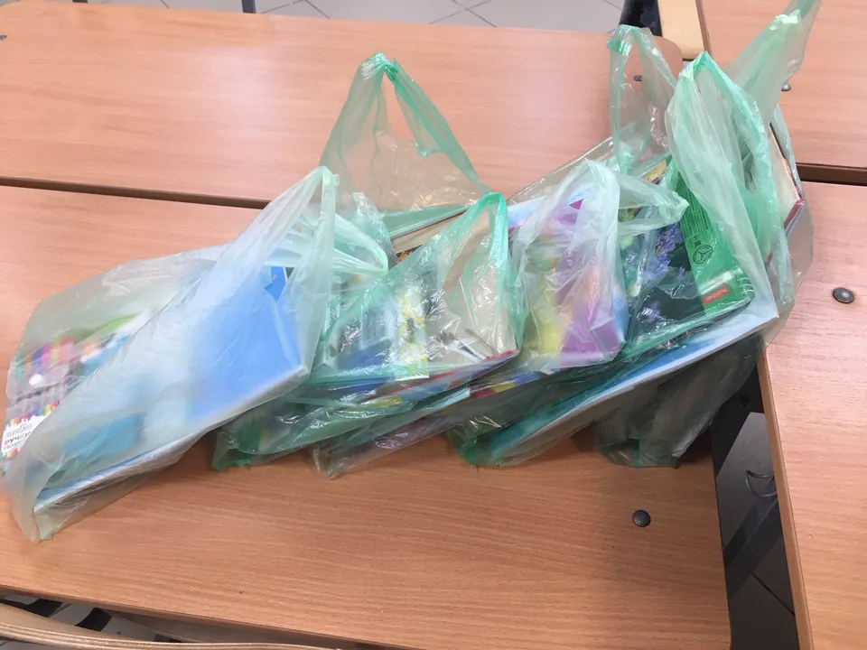Пакеты с вещами, собранные прихожанами для благотворительной акции
