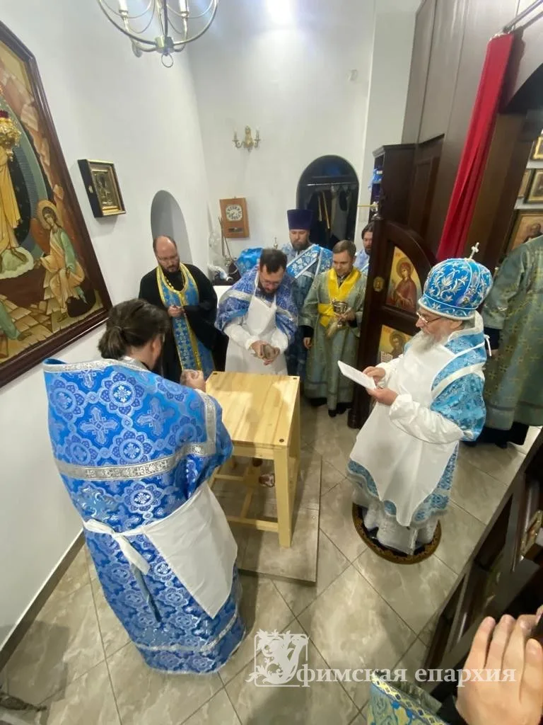 Митрополит Никон совершает чин Великого освящения в интерьере храма