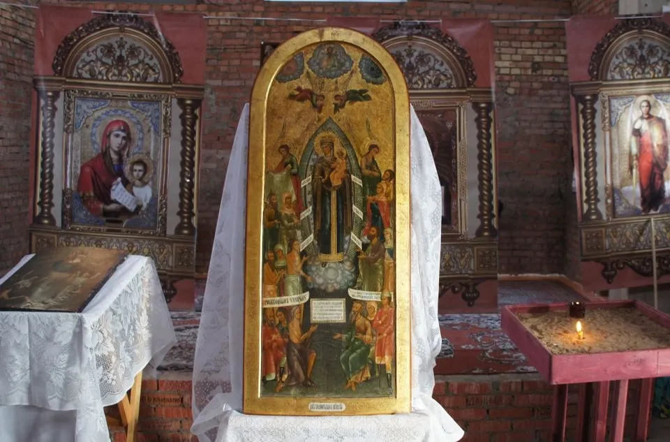 Почитаемая икона Божией Матери «Всех скорбящих Радость» на аналое в интерьере храма